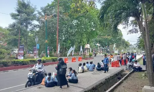 Ribuan pelajar di Mataram ramaikan parade pembalap MotoGP 2025 Ribuan pelajar di Mataram ramaikan parade pembalap MotoGP 2025