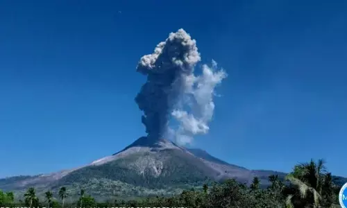 Gunung Lewotobi Laki-laki kembali erupsi dua kali pada Rabu siang Gunung Lewotobi Laki-laki kembali erupsi dua kali pada Rabu siang