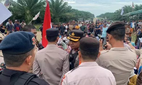 Ribuan warga blokade jalan angkutan sawit PT Nusantara IV Ribuan warga blokade jalan angkutan sawit PT Nusantara IV