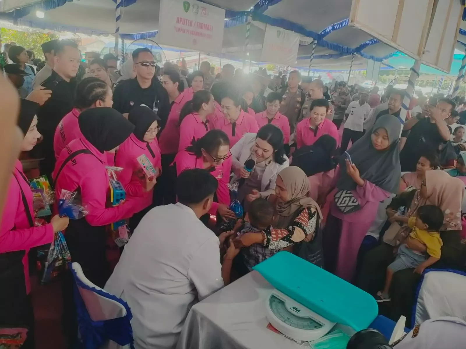 Ketum Bhayangkari salurkan 5.000 paket bansos di Ende, NTT