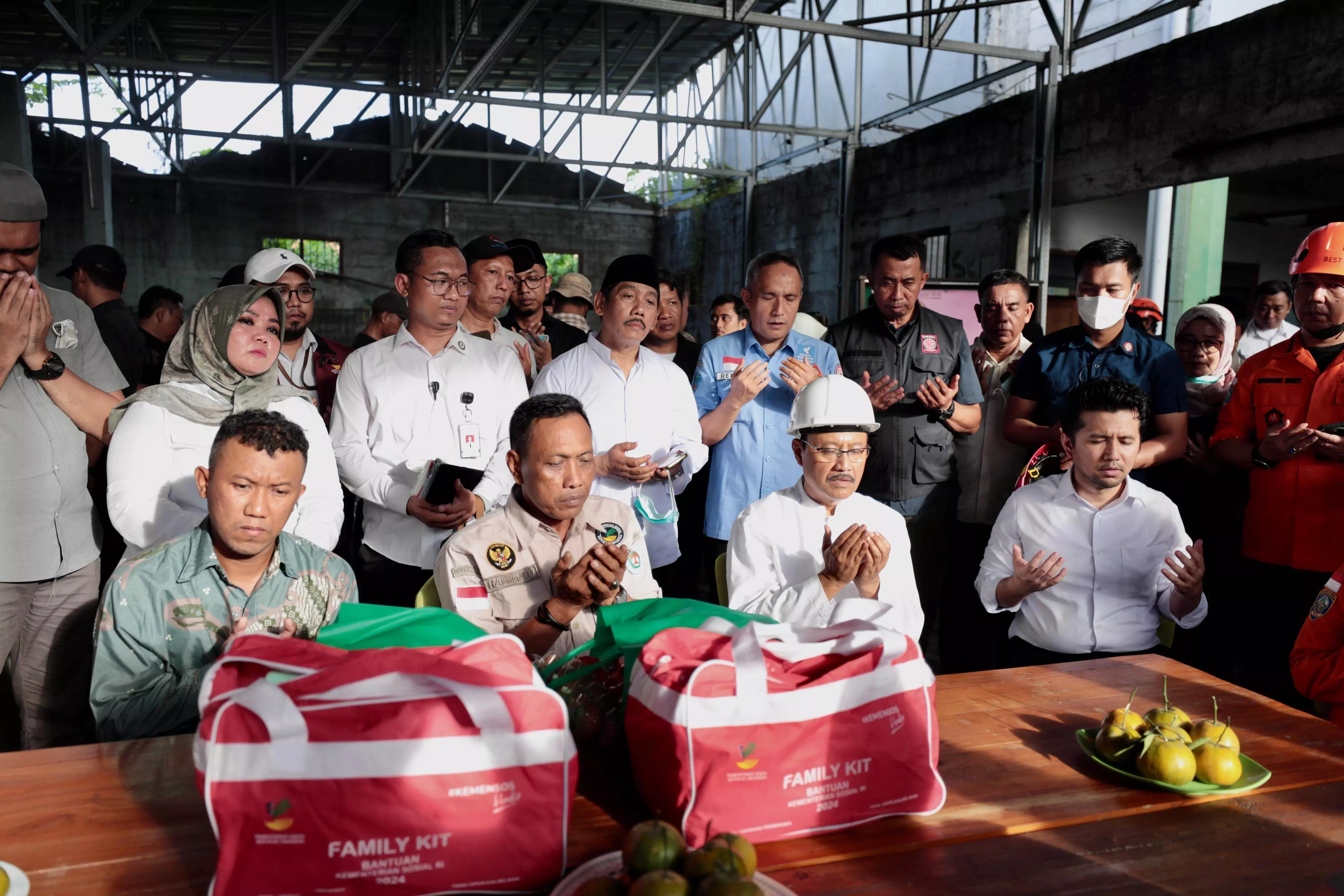 Gus Ipul doa bersama keluarga korban Ponpes Al-Khoziny, pastikan layanan darurat berjalan
