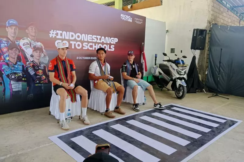 Mario Aji jumpa pelajar saat kunjungan ke Mandalika