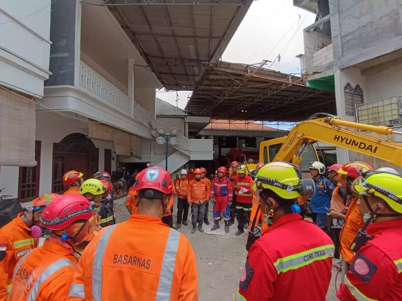 Setelah 3 hari, evakuasi korban Ponpes Al Khoziny ambruk akhirnya gunakan alat berat