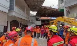 Setelah 3 hari, evakuasi korban Ponpes Al Khoziny ambruk akhirnya gunakan alat berat Setelah 3 hari, evakuasi korban Ponpes Al Khoziny ambruk akhirnya gunakan alat berat
