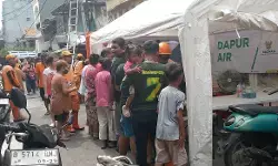 BAZNAS RI salurkan bantuan pangan bagi korban kebakaran di Tamansari, Jakbar