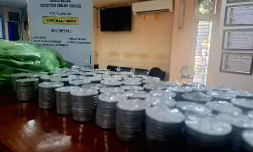 Menabung sejak SMP, Mahasiswa Unma lunasi biaya sidang dengan uang koin Menabung sejak SMP, Mahasiswa Unma lunasi biaya sidang dengan uang koin