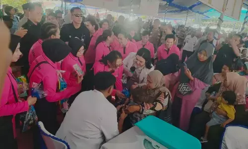 Ketum Bhayangkari salurkan 5.000 paket bansos di Ende, NTT Ketum Bhayangkari salurkan 5.000 paket bansos di Ende, NTT