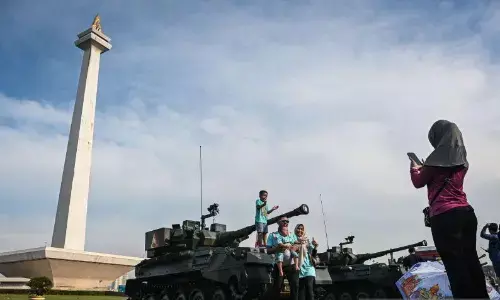 TNI pamerkan 1.047 alutsista saat perayaan HUT di Monas TNI pamerkan 1.047 alutsista saat perayaan HUT di Monas