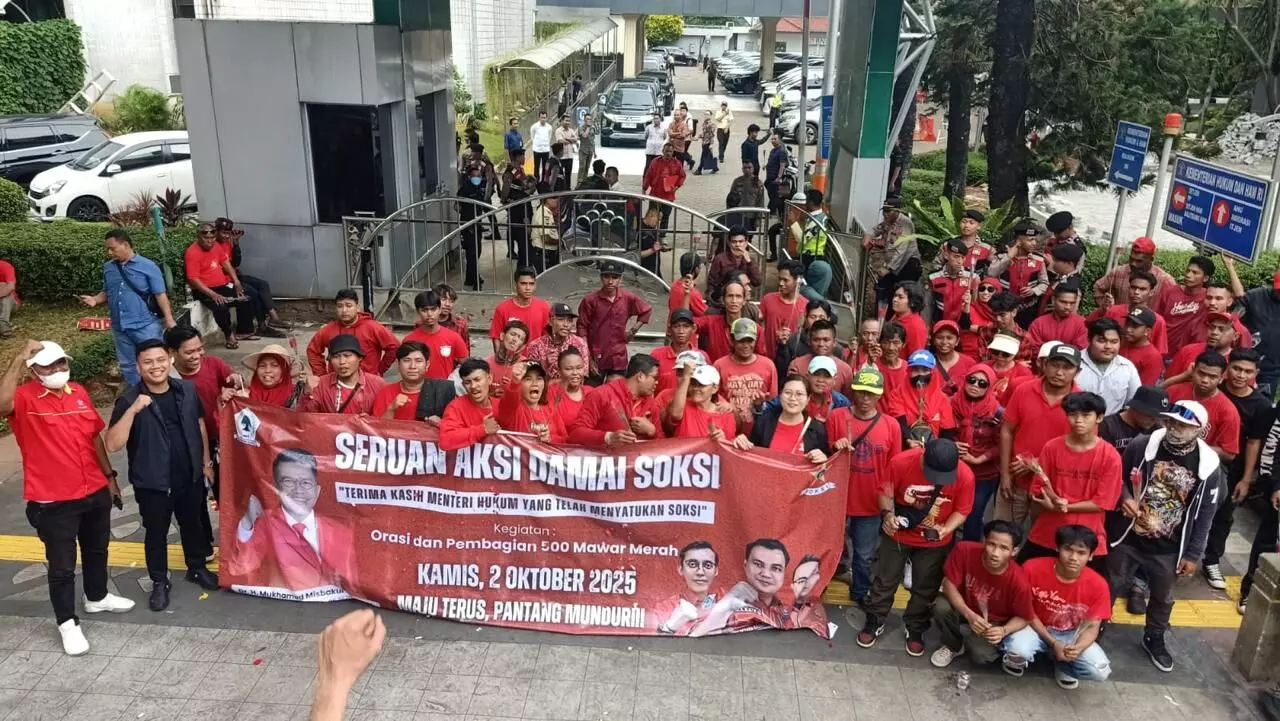 Ratusan kader SOKSI gelar aksi damai di Gedung Kementerian Hukum, Jakarta
