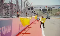 Simulasi pengibaran bendera di MotoGP Indonesia lancar Simulasi pengibaran bendera di MotoGP Indonesia lancar