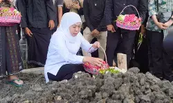 Gubernur Jatim takziah & iringi pemakaman atlet muda Naufal di Gresik