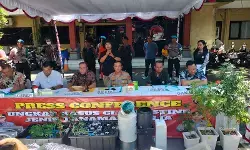 Polda Bali amankan dua WNA terkait kasus dugaan narkotika kebun ganja Polda Bali amankan dua WNA terkait kasus dugaan narkotika kebun ganja