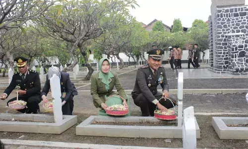 Jelang HUT Ke-80 TNI, Kodim Brebes ziarah ke TMP Kusumatama Jelang HUT Ke-80 TNI, Kodim Brebes ziarah ke TMP Kusumatama