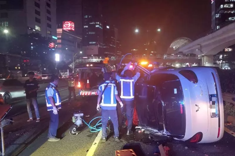 Petugas evakuasi mobil listrik yang kecelakaan di Tol Jakarta