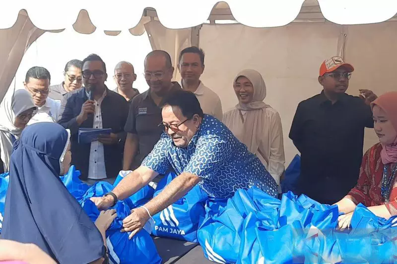 PAM Jaya bagikan 2.000 paket sembako di Jakut