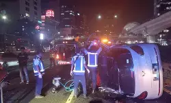 Petugas evakuasi mobil listrik yang kecelakaan di Tol Jakarta