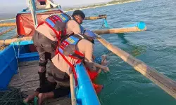 Tim SAR evakuasi dua wisatawan yang terseret ombak di pantai Garut Tim SAR evakuasi dua wisatawan yang terseret ombak di pantai Garut