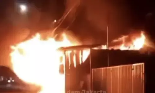 Kebakaran rumah makan di Jakarta Barat, 10 unit pemadam dikerahkan Kebakaran rumah makan di Jakarta Barat, 10 unit pemadam dikerahkan