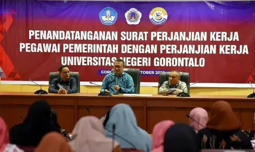 Ratusan PPPK UNG tanda tangani surat perjanjian kerja Ratusan PPPK UNG tanda tangani surat perjanjian kerja
