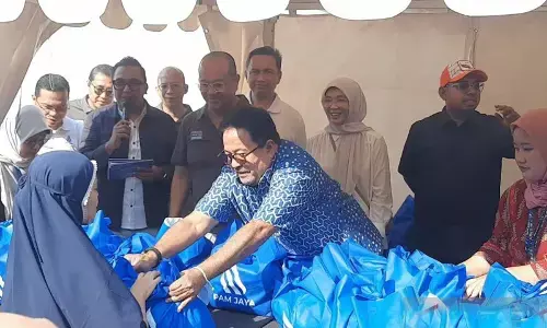 PAM Jaya bagikan 2.000 paket sembako di Jakut PAM Jaya bagikan 2.000 paket sembako di Jakut