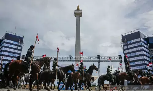 Tugu Monas ditutup sementara untuk wisatawan saat HUT TNI Tugu Monas ditutup sementara untuk wisatawan saat HUT TNI
