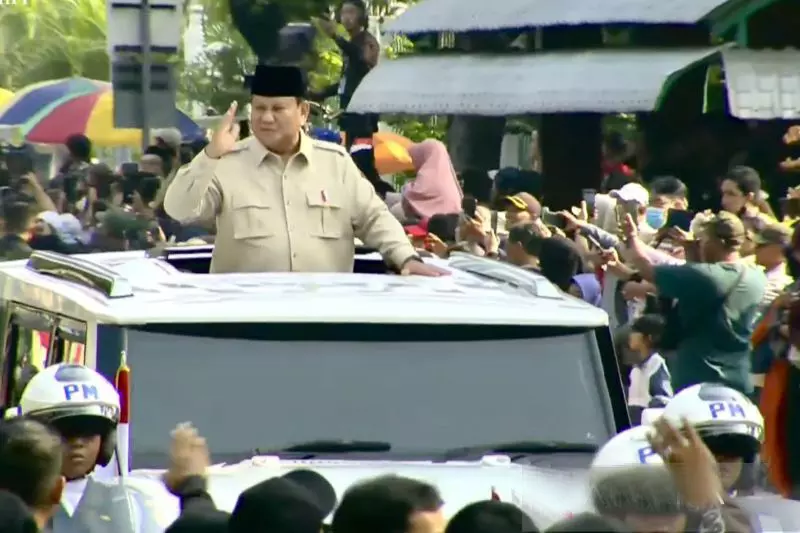 HUT TNI, Presiden Prabowo sapa warga yang padati jalanan di Monas