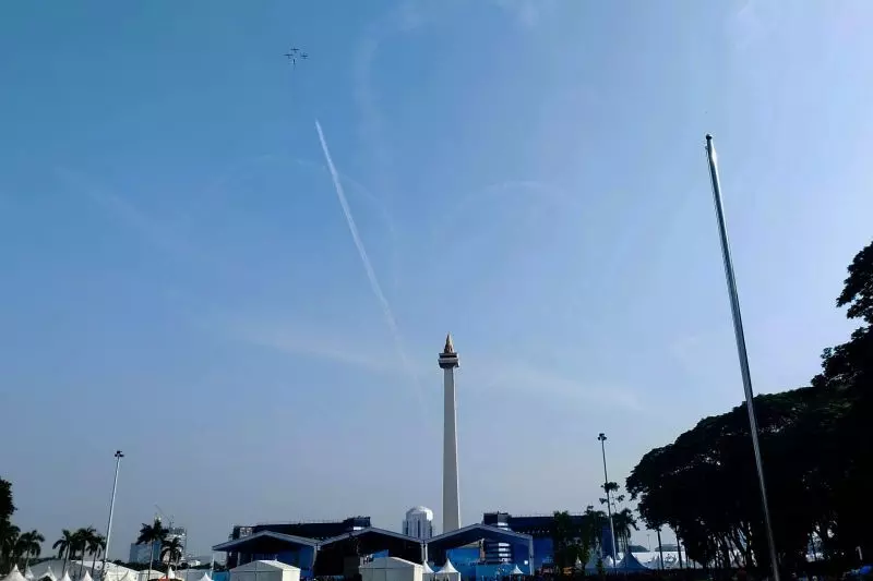 Pesawat AU meliuk-liuk di langit Monas sebelum acara HUT TNI dimulai Pesawat AU meliuk-liuk di langit Monas sebelum acara HUT TNI dimulai