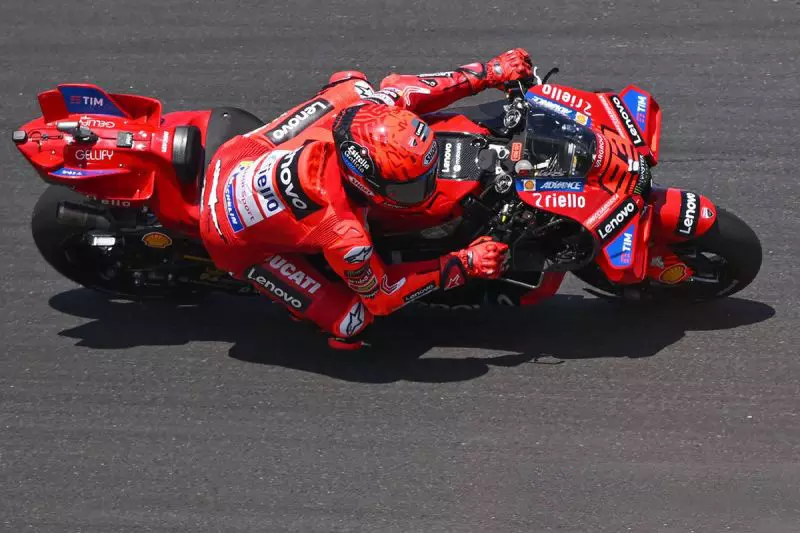 Marc Marquez kemungkinan alami cedera patah tulang bahu kanan Marc Marquez kemungkinan alami cedera patah tulang bahu kanan