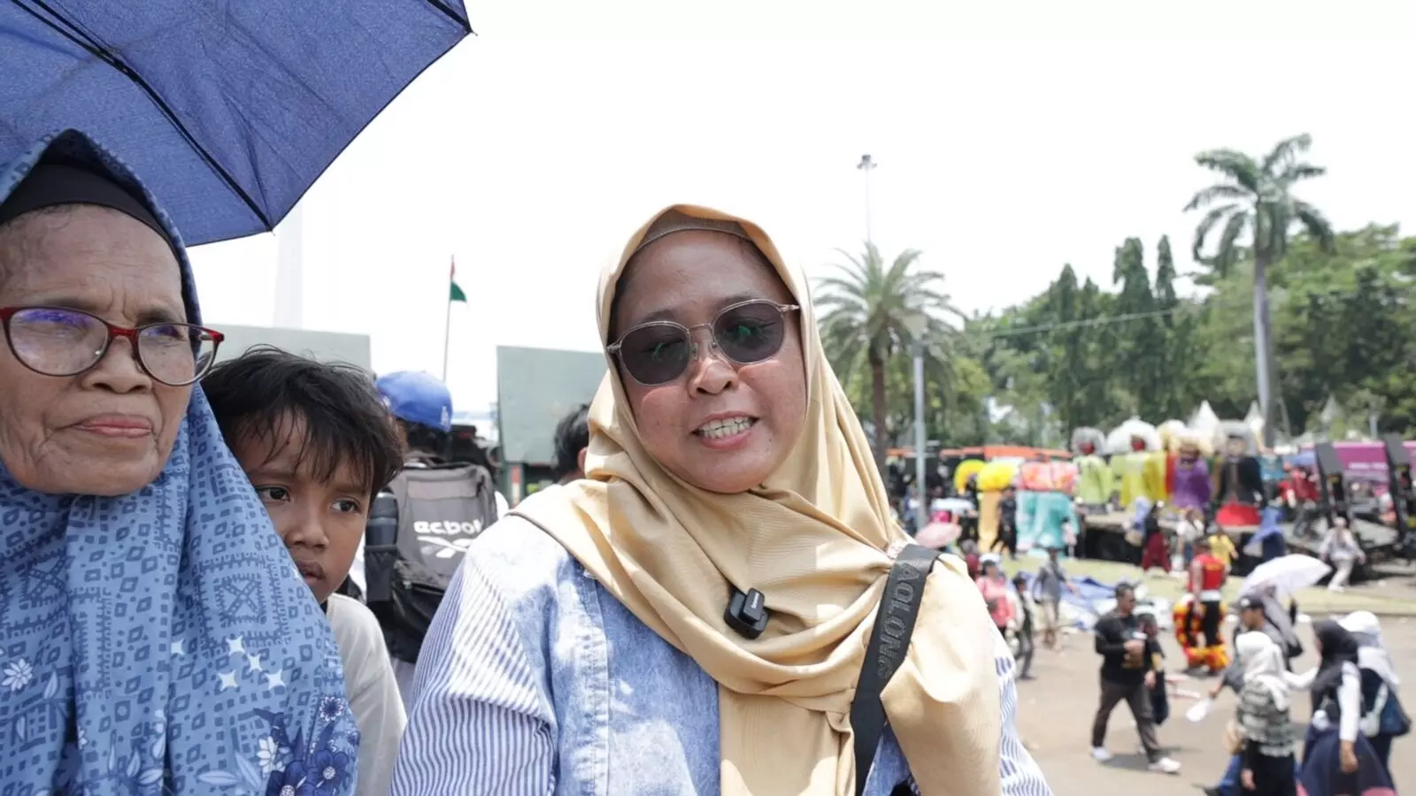 Ratusan ribu masyarakat sipil padati kawasan silang Monas, ungkap dukungan dan bangga untuk TNI Ratusan ribu masyarakat sipil padati kawasan silang Monas, ungkap dukungan dan bangga untuk TNI