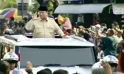 HUT TNI, Presiden Prabowo sapa warga yang padati jalanan di Monas HUT TNI, Presiden Prabowo sapa warga yang padati jalanan di Monas