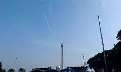 Pesawat AU meliuk-liuk di langit Monas sebelum acara HUT TNI dimulai Pesawat AU meliuk-liuk di langit Monas sebelum acara HUT TNI dimulai