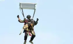 Prajurit Kopassus terjun payung bawa anjing di Monas saat HUT TNI