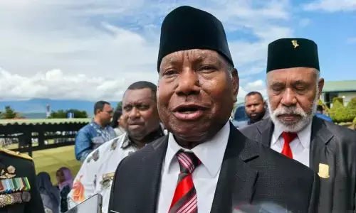 Gubernur Papua Barat minta TNI beri peluang lebih besar bagi OAP Gubernur Papua Barat minta TNI beri peluang lebih besar bagi OAP