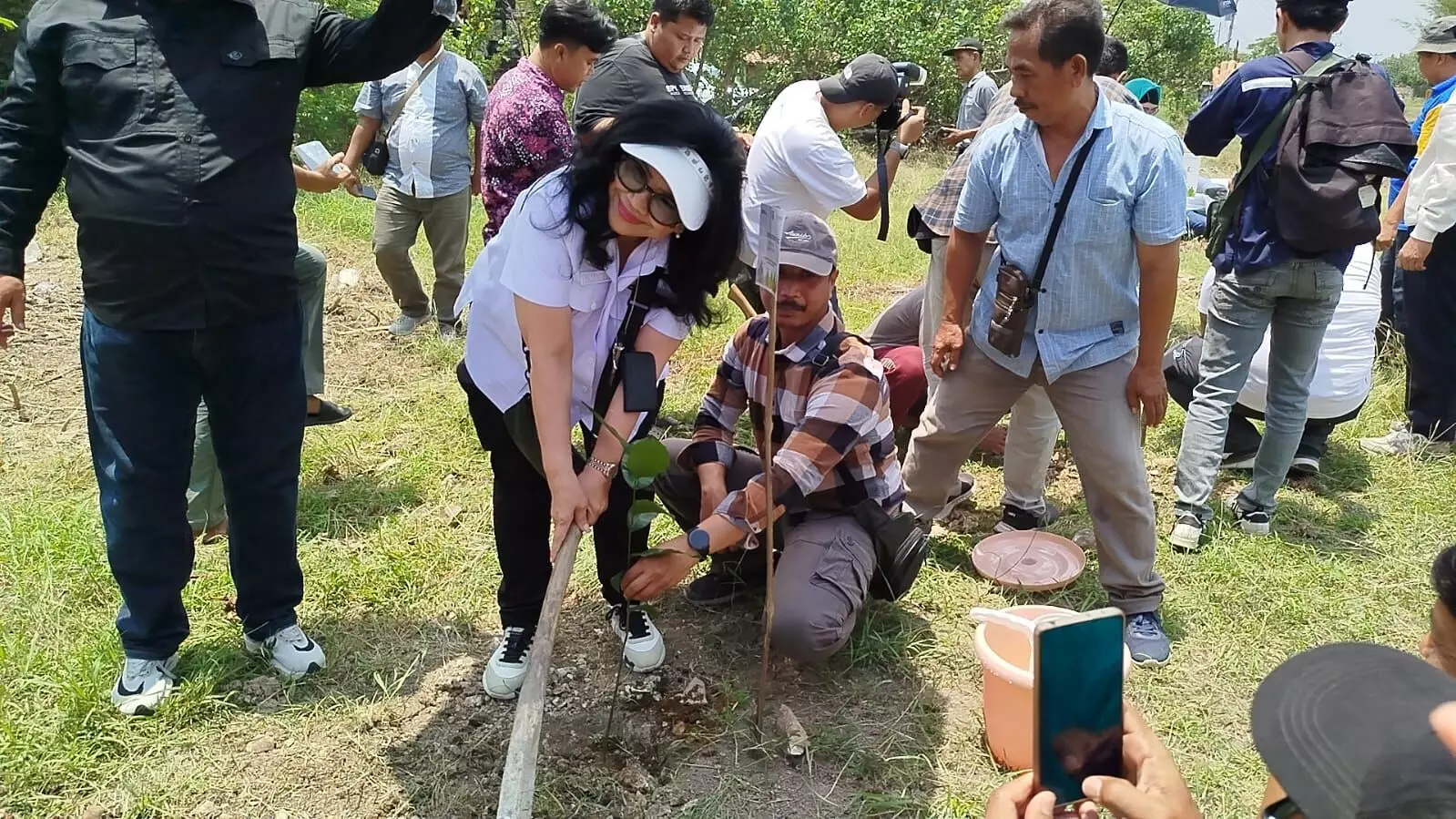 DPR RI dan Antara tanam 500 bibit buah dukung penghijauan di Rembang