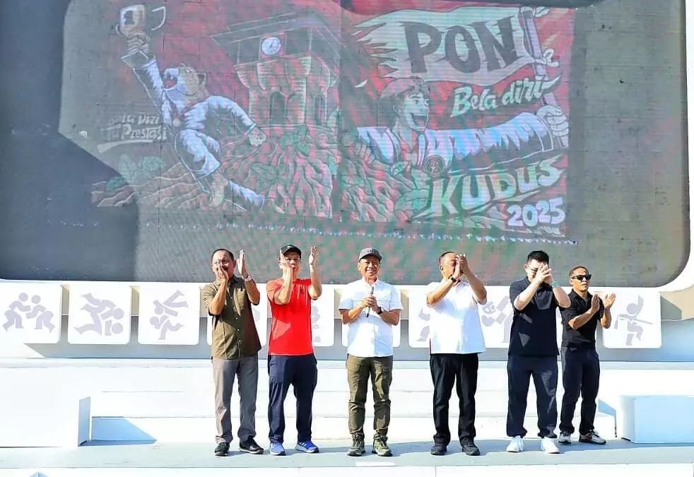 Jelang PON Bela Diri 2025, tifo raksasa dibentangkan di Alun-Alun Simpang Tujuh Kudus