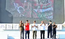 Jelang PON Bela Diri 2025, tifo raksasa dibentangkan di Alun-Alun Simpang Tujuh Kudus