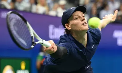 Sinner mundur dari Shanghai Masters karena kram dalam pertandingan Sinner mundur dari Shanghai Masters karena kram dalam pertandingan