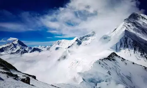 Sekitar 1.000 turis terjebak di lereng Everest akibat badai salju