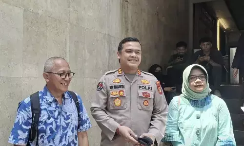 Pihak keluarga Arya Daru sambangi Polda Metro Jaya Pihak keluarga Arya Daru sambangi Polda Metro Jaya