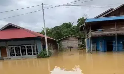 Ratusan rumah warga di Kapuas terendam banjir setinggi 1 meter Ratusan rumah warga di Kapuas terendam banjir setinggi 1 meter