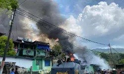 Polri bahu membahu bersama TNI padamkan kebakaran Kodam Lama Jayapura Polri bahu membahu bersama TNI padamkan kebakaran Kodam Lama Jayapura