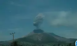 Gunung Lewotobi lontarkan abu setinggi 2000 meter pada Selasa dinihari