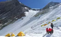 Kemlu RI terus pantau situasi badai salju di Pegunungan Everest