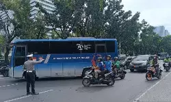 Petugas tutup jalan depan Kedubes Amerika imbas aksi Palestina Petugas tutup jalan depan Kedubes Amerika imbas aksi Palestina