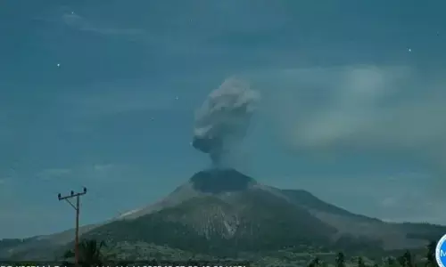 Gunung Lewotobi lontarkan abu setinggi 2000 meter pada Selasa dinihari