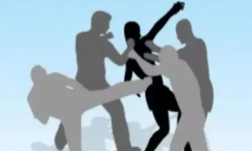 Warga Kramat Jati dikeroyok sekelompok orang yang diduga oknum ormas Warga Kramat Jati dikeroyok sekelompok orang yang diduga oknum ormas
