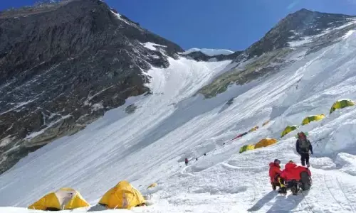 Kemlu RI terus pantau situasi badai salju di Pegunungan Everest Kemlu RI terus pantau situasi badai salju di Pegunungan Everest