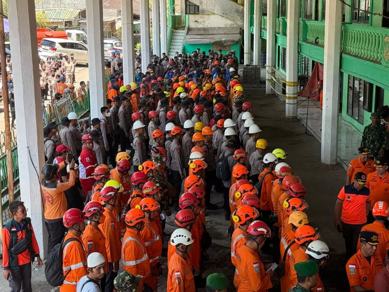 9 hari di bawah reruntuhan, Tim SAR merayap 8 meter selamatkan santri Al-Khoziny 9 hari di bawah reruntuhan, Tim SAR merayap 8 meter selamatkan santri Al-Khoziny
