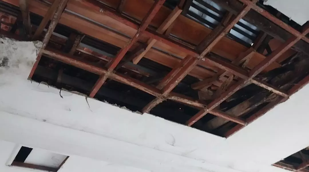 Miris! Siswa SMP 62 Bekasi belajar di gedung bekas kantor kelurahan yang rawan roboh