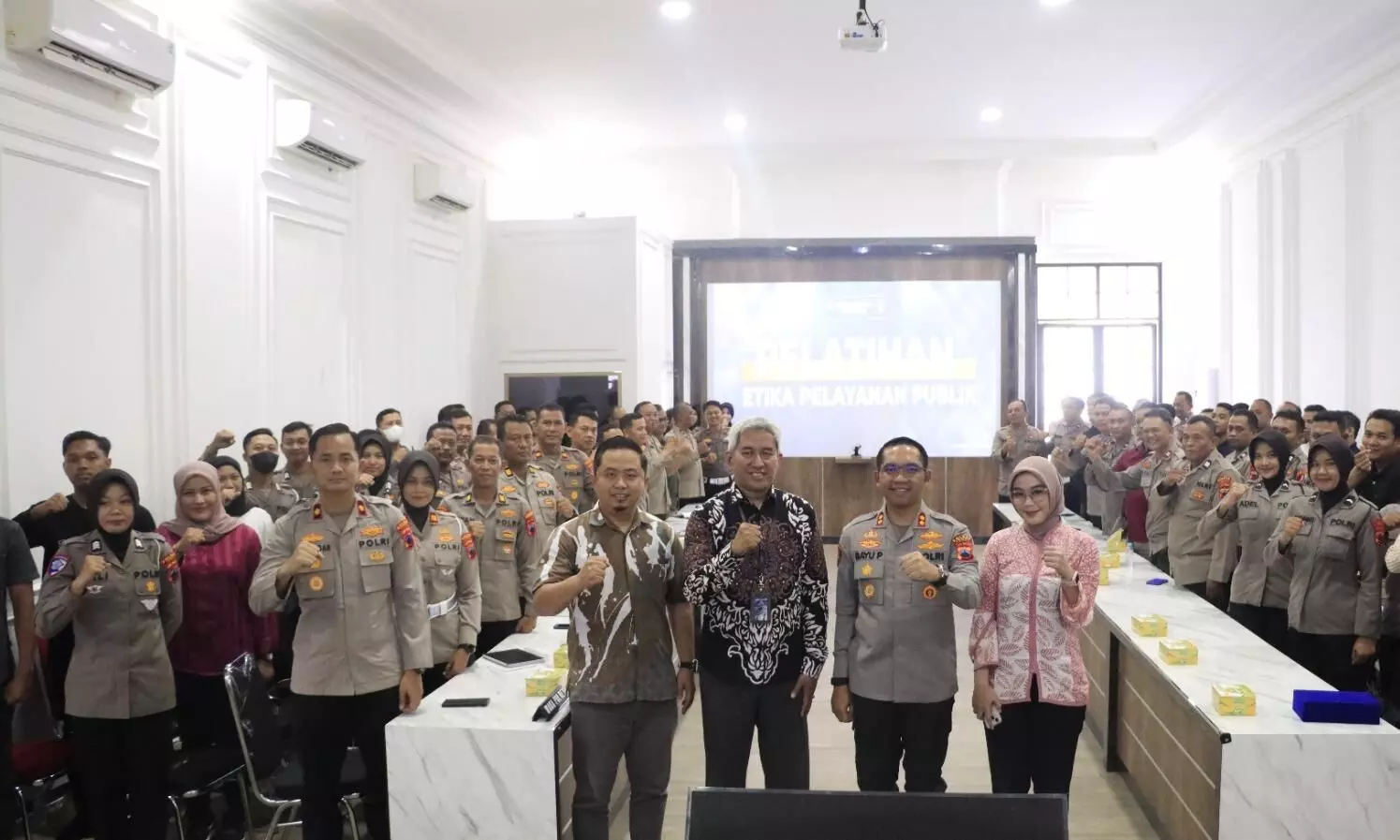 Anggota Polres Tegal dibekali etika pelayanan publik yang ramah dan santun Anggota Polres Tegal dibekali etika pelayanan publik yang ramah dan santun